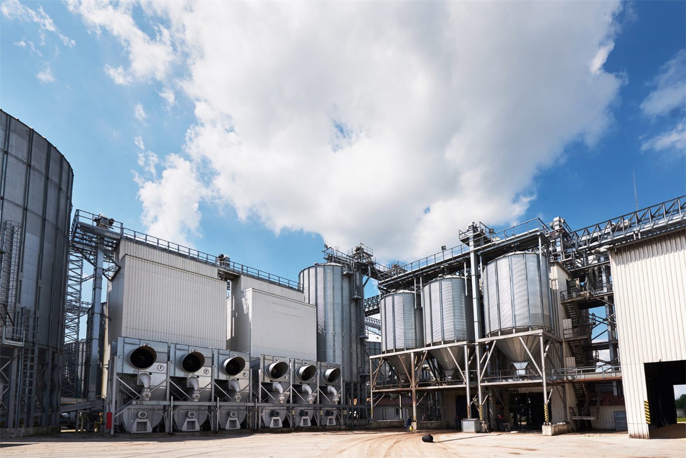 Planta industrial con silos y equipos
